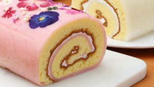 島根県、松江にある洋菓子店「シェ・ブラン」のオリジナルケーキ「出雲のフラワーロールケーキ」にはモチモチとした求肥が一緒にまかれている