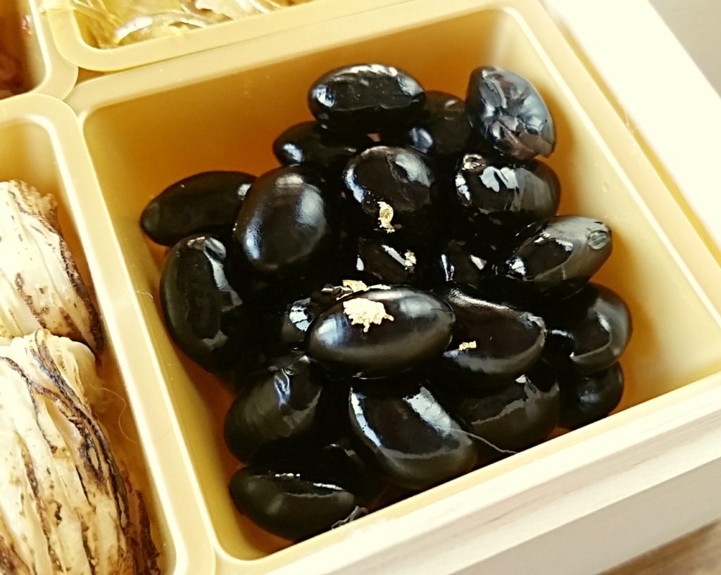 小皿に盛り付けた黒豆