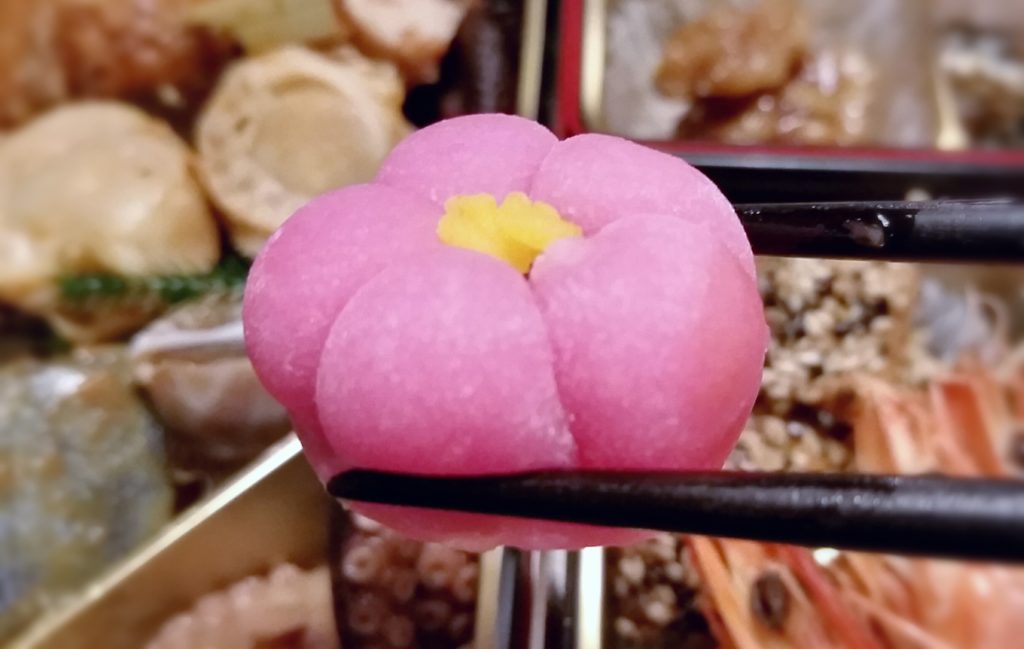 お正月らしい和菓子 ベルーナのおせち結の花餅紅梅