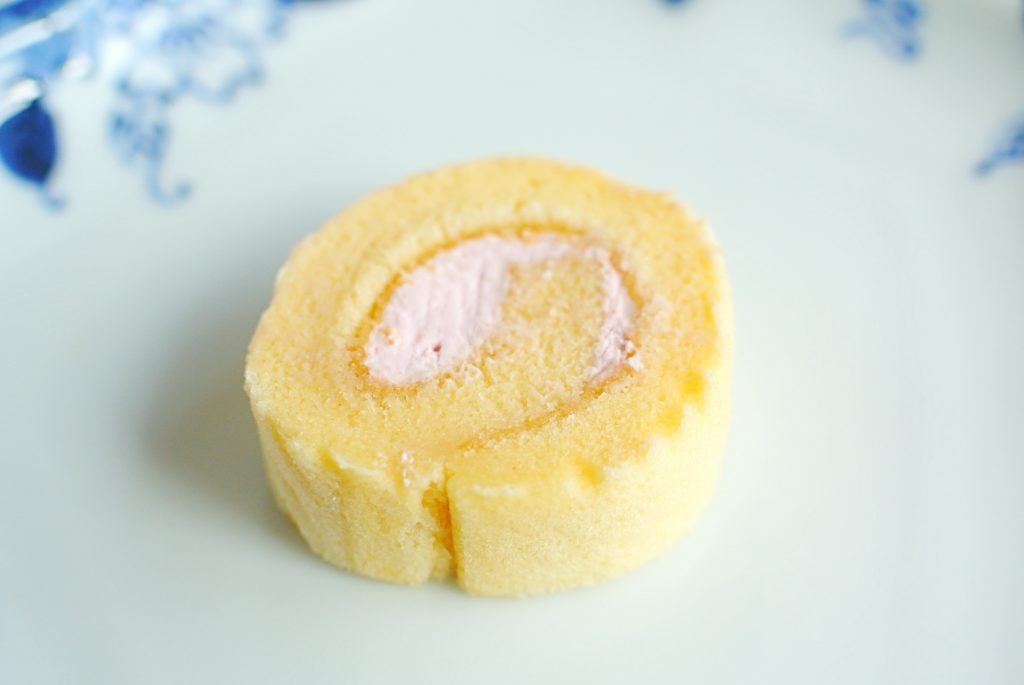 博多久松のおせちに入っていた苺ヨーグルトロールケーキ（おせちスイーツ）