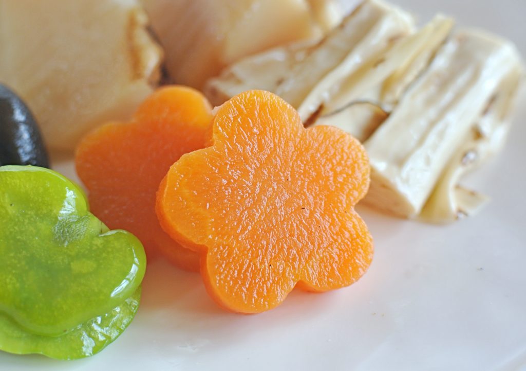おせちの梅花にんじん 梅の花の形に切ったにんじんの旨煮