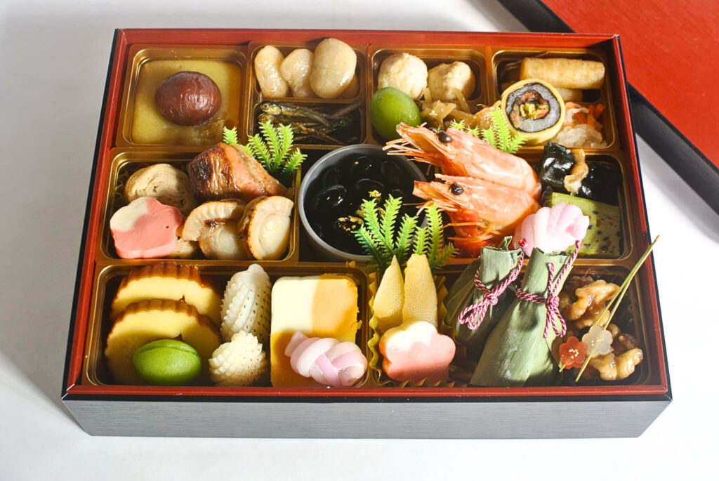 おせち料理の人気レシピ 海老や黒豆が並ぶ一の重